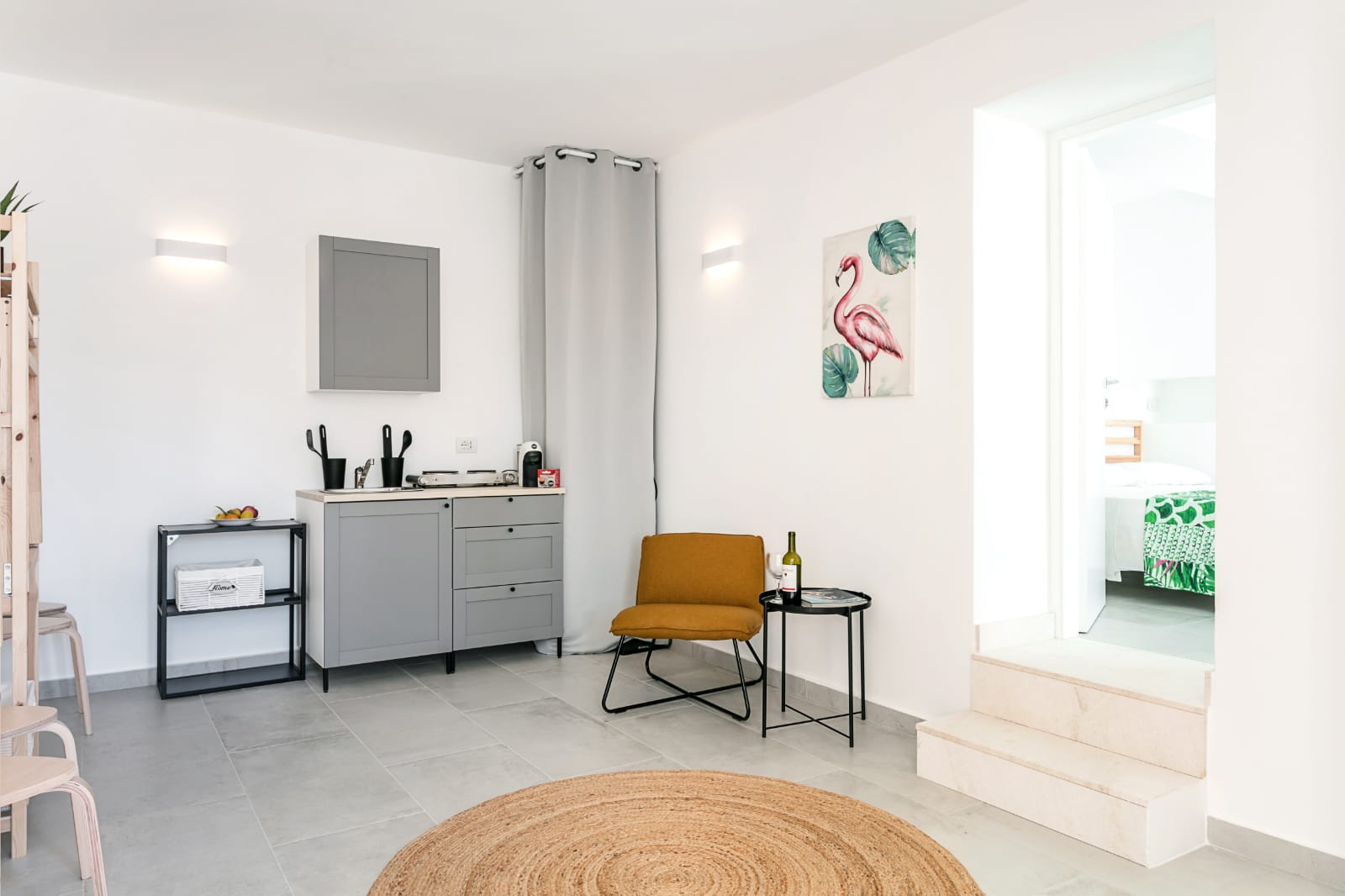 Vista dell'area comune con zona pranzo e accesso alla cucina